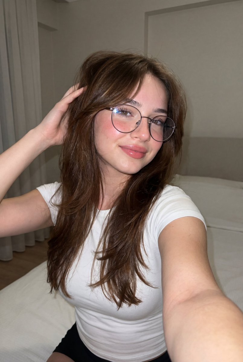 Profile / Avatar - Ultra-Realistic Bedroom Selfie Portrait — output 1
