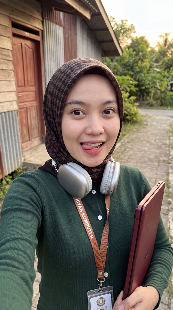 Profile / Avatar - Casual Hijab Selfie Portrait — output 1